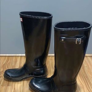 Size 10 Hunter rain boots.